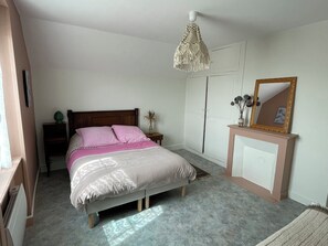 2 bedrooms, desk, iron/ironing board, free WiFi
