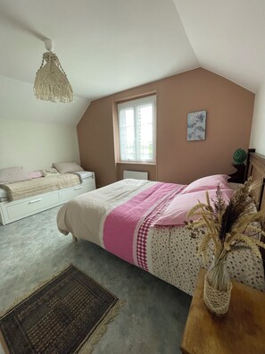 2 bedrooms, desk, iron/ironing board, free WiFi - A unique stay in an old railway station, in the heart of the Cotentin sea & countryside. (Saint-Georges-de-la-Rivière)
