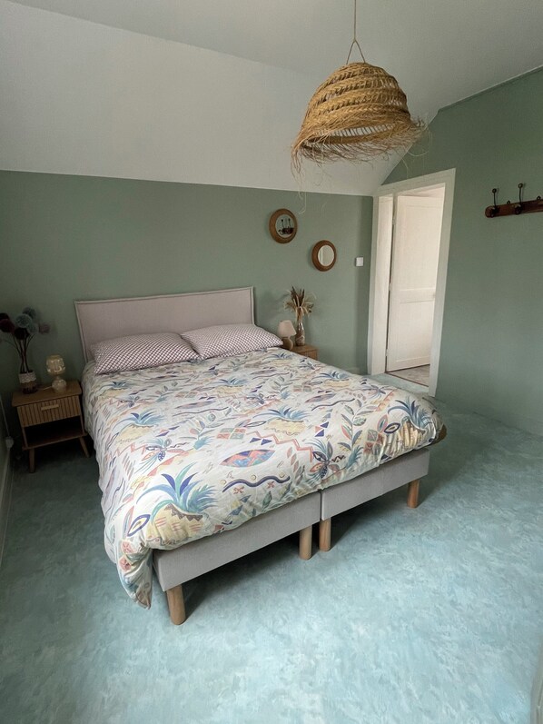 2 habitaciones, escritorio, tabla de planchar con plancha y wifi gratis 