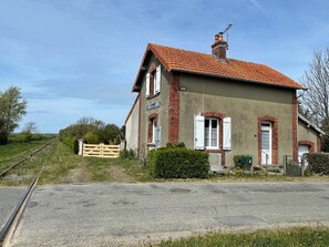 Exterior - A unique stay in an old railway station, in the heart of the Cotentin sea & countryside. (Saint-Georges-de-la-Rivière)
