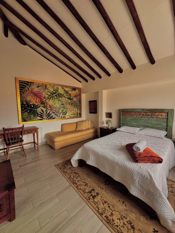 6 bedrooms, iron/ironing board, WiFi, bed sheets