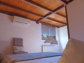 4 bedrooms, bed sheets