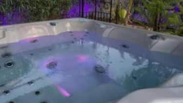 Bañera de hidromasaje al aire libre