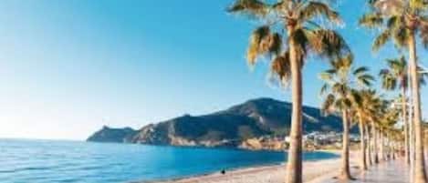 På stranden, solstolar och strandhanddukar