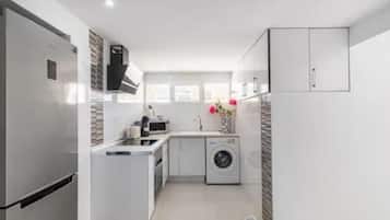 Een koelkast, een magnetron, een oven, een kookplaat