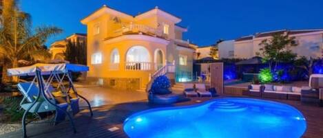 Een buitenzwembad en een verwarmd zwembad