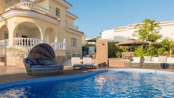 Una piscina al aire libre, una piscina climatizada