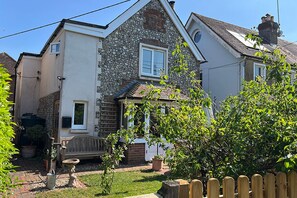 Exterior - *New Listing* Charming flint cottage. Off road parking. Child and pet friendly.  (East Dean)