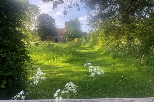 *New Listing* Charming flint cottage. Off road parking. Child and pet friendly. 