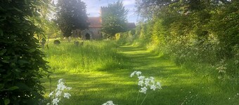 *New Listing* Charming flint cottage. Off road parking. Child and pet friendly. 