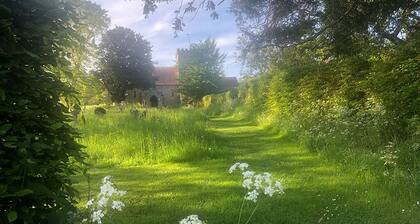 *New Listing* Charming flint cottage. Off road parking. Child and pet friendly.