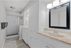 Hair dryer, towels, soap, shampoo - Charming Stylish 4-bedroom house with in serene Allen (Allen)