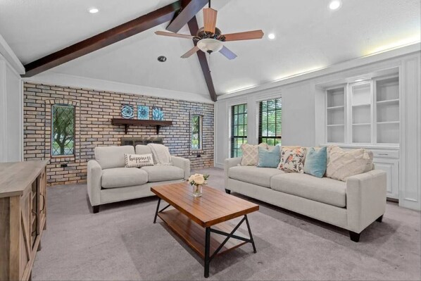 Smart TV, fireplace