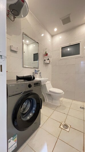 Dusche, Haartrockner, Bidet, Handtücher