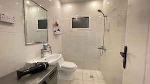 Shower, hair dryer, bidet, towels - AQ 63 Bordo Suite (Riyadh)