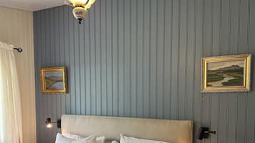 4 bedrooms, travel crib, WiFi, bed sheets