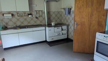 Geladeira, micro-ondas, fogĂŁo, cooktop