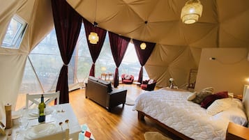 Suite de lujo, 1 cama King size y sofá cama, tina, vista al océano | 1 habitación y artículos del minibar gratis