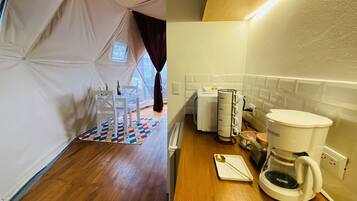 Tenda Luxury, 1 letto king, vasca da bagno, vista oceano | Cucina privata | Mini-frigorifero, microonde, macchina per tè/caffè, bollitore elettrico