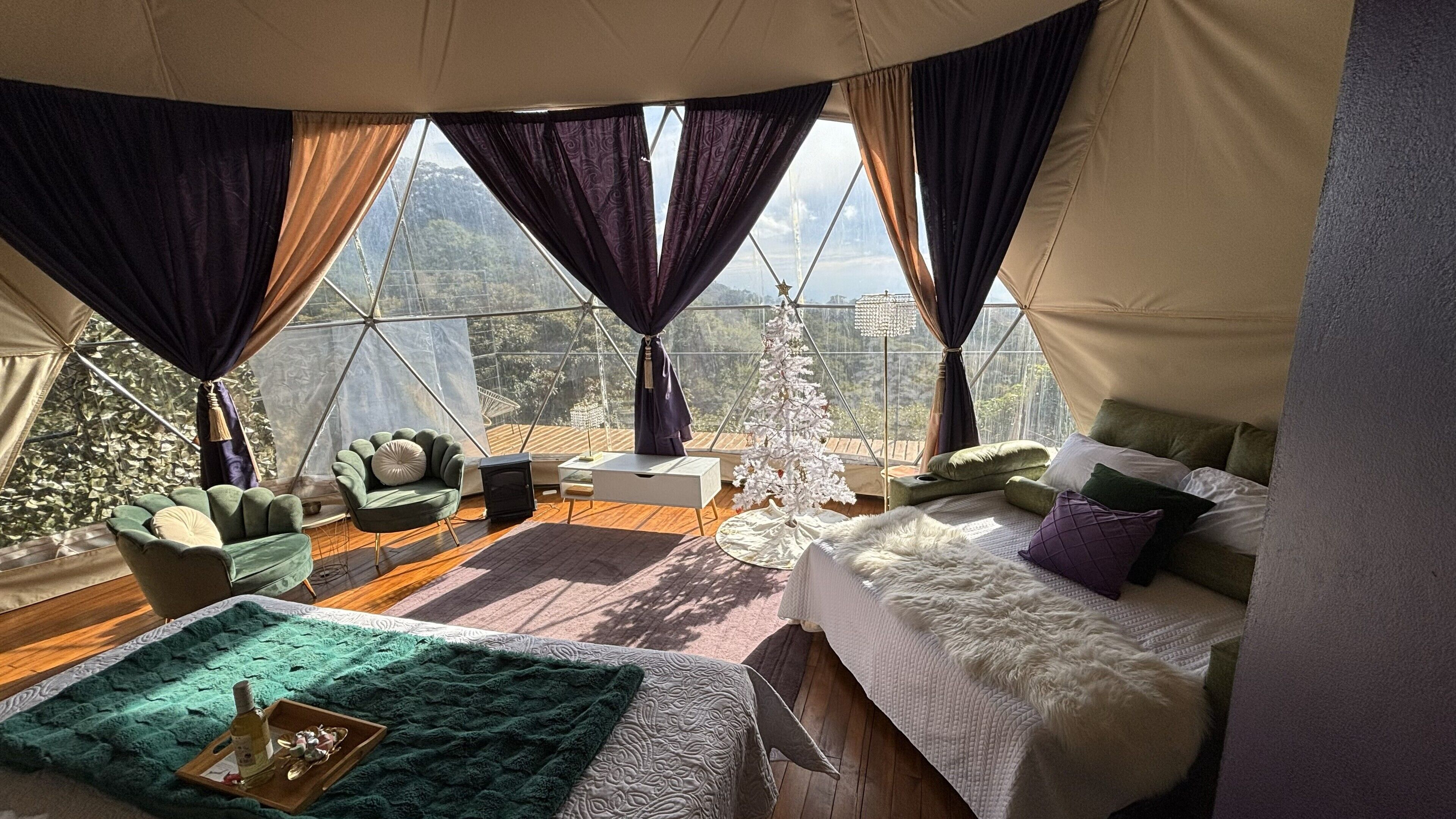 Luxury-Zelt, 1 King-Bett und Schlafsofa, Badewanne, Bergblick | Wohnbereich