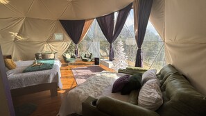 奢華帳棚, 1 張特大雙人床和 1 張沙發床, 浴缸, 山景 | 起居區
