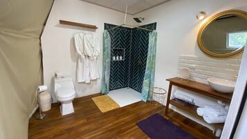 Suite de lujo, 1 cama King size, tina, vista a la montaña | Baño | Regadera, secadora de cabello, batas, pantuflas