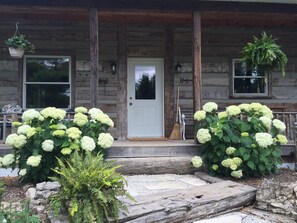 Exterior detail - Country House on 50 Acres one hour from Toronto can accommodate up to 10 guests (Shelburne)
