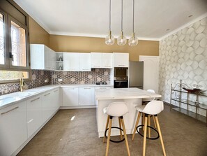Micro-ondes, four, plaque de cuisson, lave-vaisselle