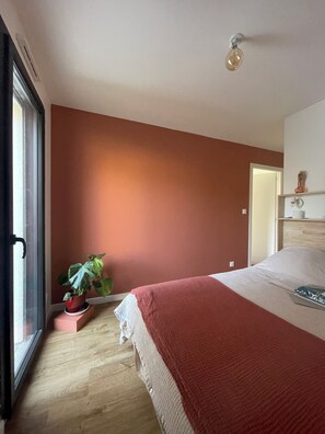 3 quartos, ferros/tábuas de passar roupa, Wi-Fi, roupa de cama