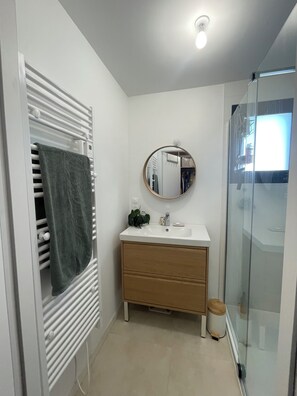 Ducha, secador de pelo y toallas