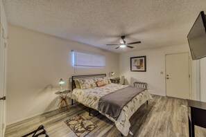 2 Schlafzimmer, Schreibtisch, Bügeleisen/Bügelbrett, Reisekinderbett