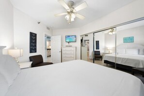 3 habitaciones, tabla de planchar con plancha y ropa de cama