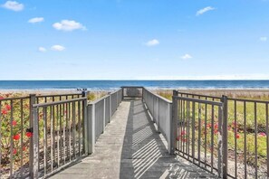 På stranden