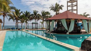 2 piscines extérieures