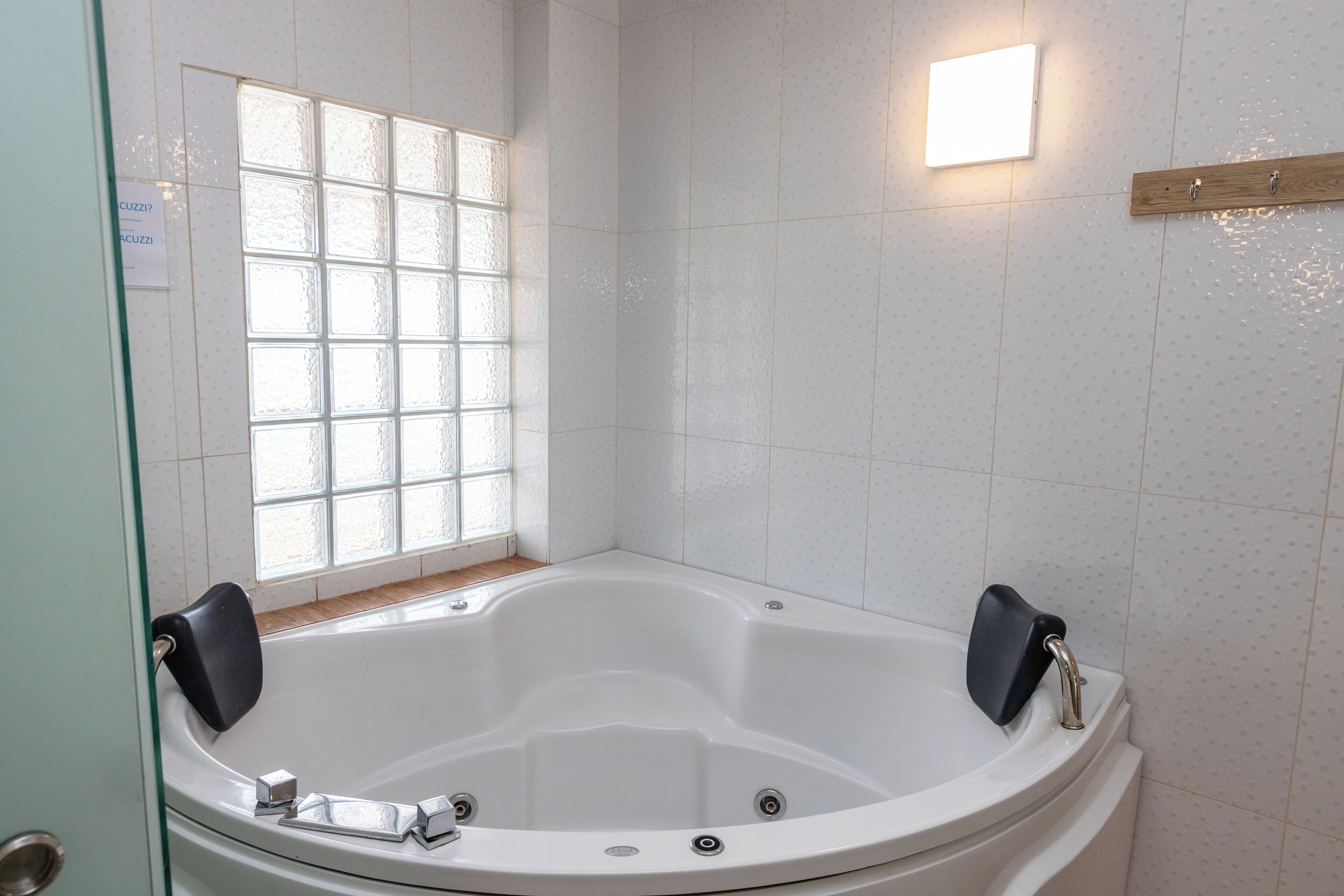 Ein modernes Badezimmer mit einer freistehenden Badewanne, einer Duschkabine aus Glas und einem Holzboden.