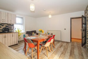 Apartamento luxo, varanda | Área de estar