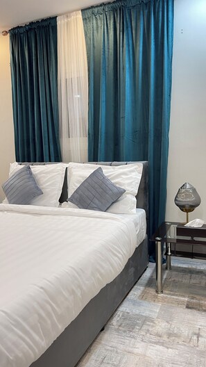 1 dormitorio, tabla de planchar con plancha, wifi y ropa de cama