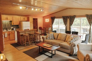 Smart TV - Gillette Supper Club + Hot tub+ Off-Season Pricing! (Wisconsin Dells)