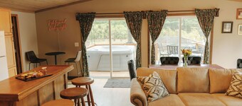 Gillette Supper Club + Hot tub+ Off-Season Pricing!