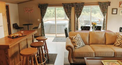 Gillette Supper Club + Hot tub+ Off-Season Pricing!