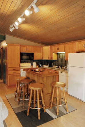 Fridge, microwave, oven, stovetop - Gillette Supper Club + Hot tub+ Off-Season Pricing! (Wisconsin Dells)