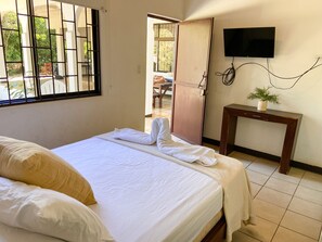 4 bedrooms, travel cot, free WiFi, bed sheets - Spacious 4BR Beachfront Home in Playas del Coco (Playas del Coco, Sardinal)