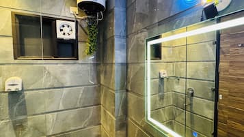 Habitación cuádruple familiar | Baño | Ducha, secador de pelo, zapatillas y toallas