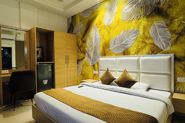 Deluxe Double Room, 1 King Bed | Blackout drapes, iron/ironing board, free WiFi, wheelchair access