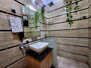 家庭三人房 | 浴室 | 淋浴设施、吹风机、拖鞋、毛巾