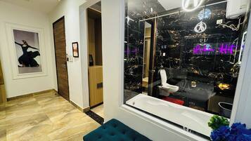 Habitación de lujo, 1 cama King size, baño privado, vista a la ciudad | Cortinas blackout, tabla de planchar con plancha y wifi gratis