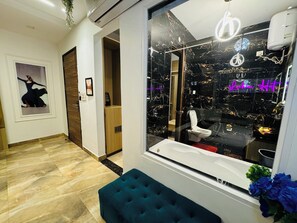 Luxe kamer, 1 kingsize bed, privébadkamer, uitzicht op de stad | Verduisterende gordijnen, een strijkplank/strijkijzer, gratis wifi