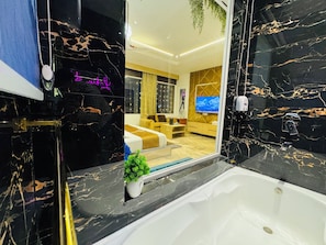 Quarto superluxo, 1 cama King, banheiro privativo, vista para a cidade | Banheiro | Chuveiro, secador de cabelo, chinelos, toalhas de banho