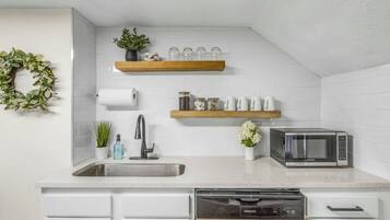 Coffee/tea maker, fridge, microwave, oven