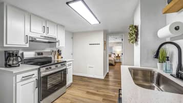 Geladeira, micro-ondas, fogão, cooktop